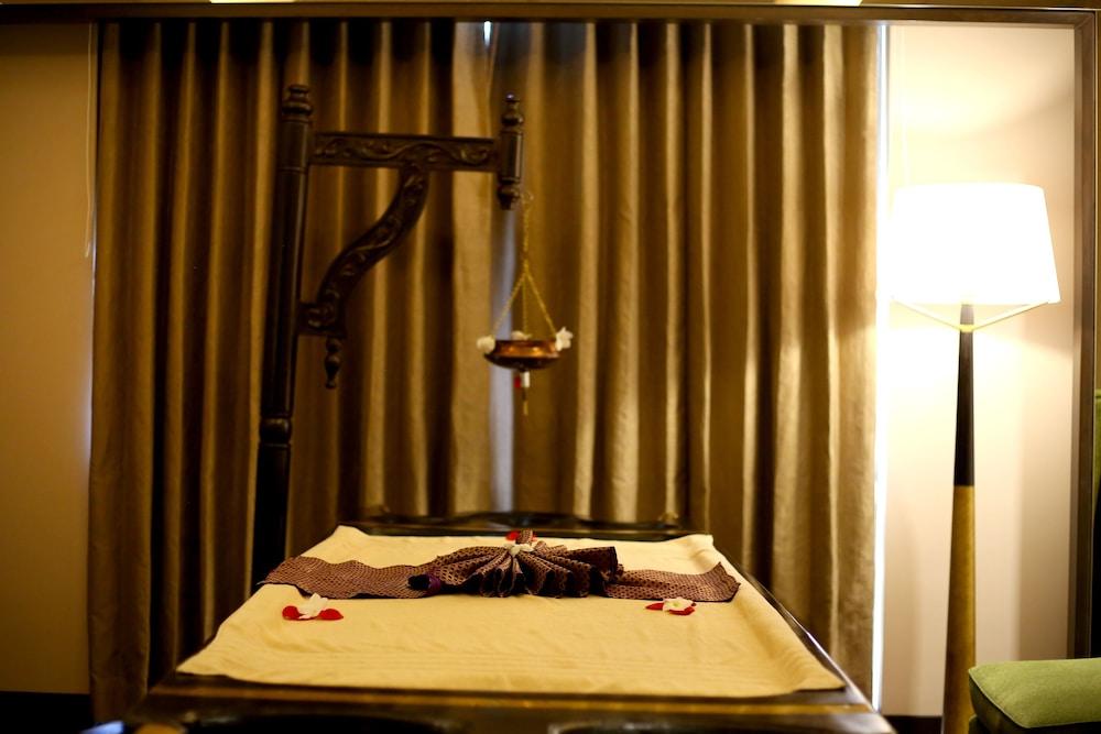 Radisson Blu Coimbatore Exterior foto A massage table