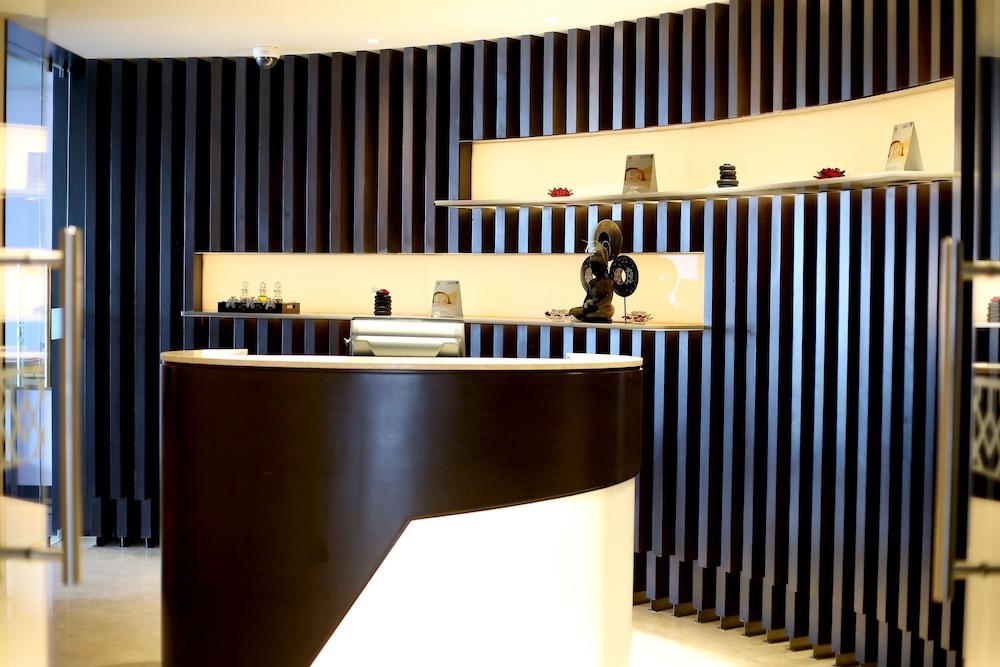 Radisson Blu Coimbatore Exterior foto The reception desk at the hotel