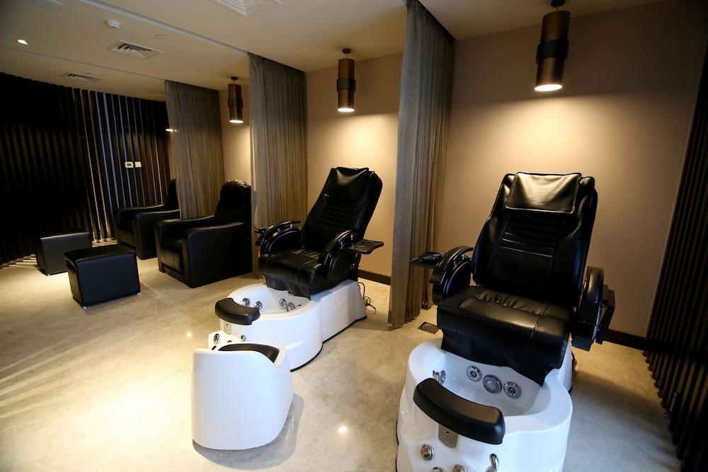 Radisson Blu Coimbatore Exterior foto A nail salon