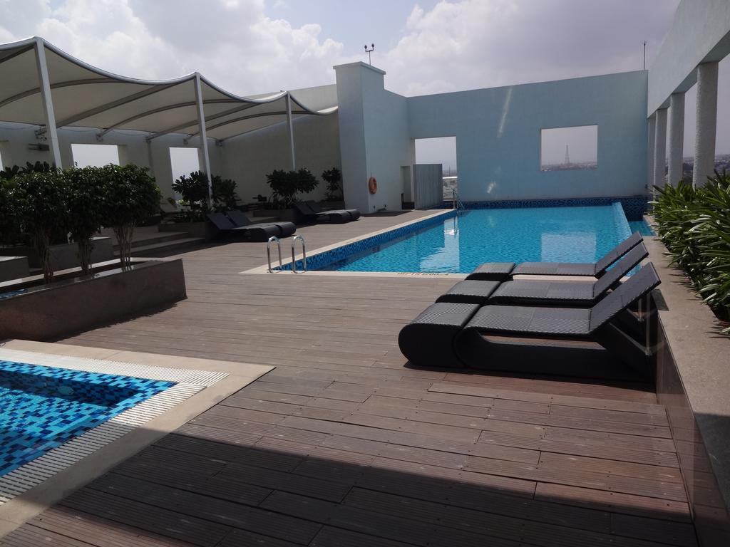 Radisson Blu Coimbatore Exterior foto Rooftop pool at the hotel