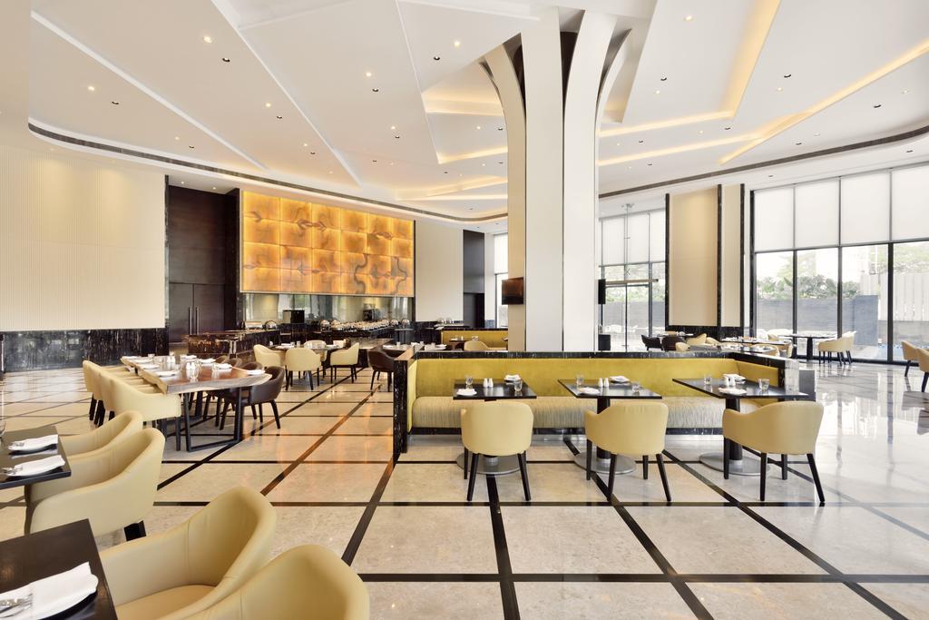 Radisson Blu Coimbatore Exterior foto The restaurant