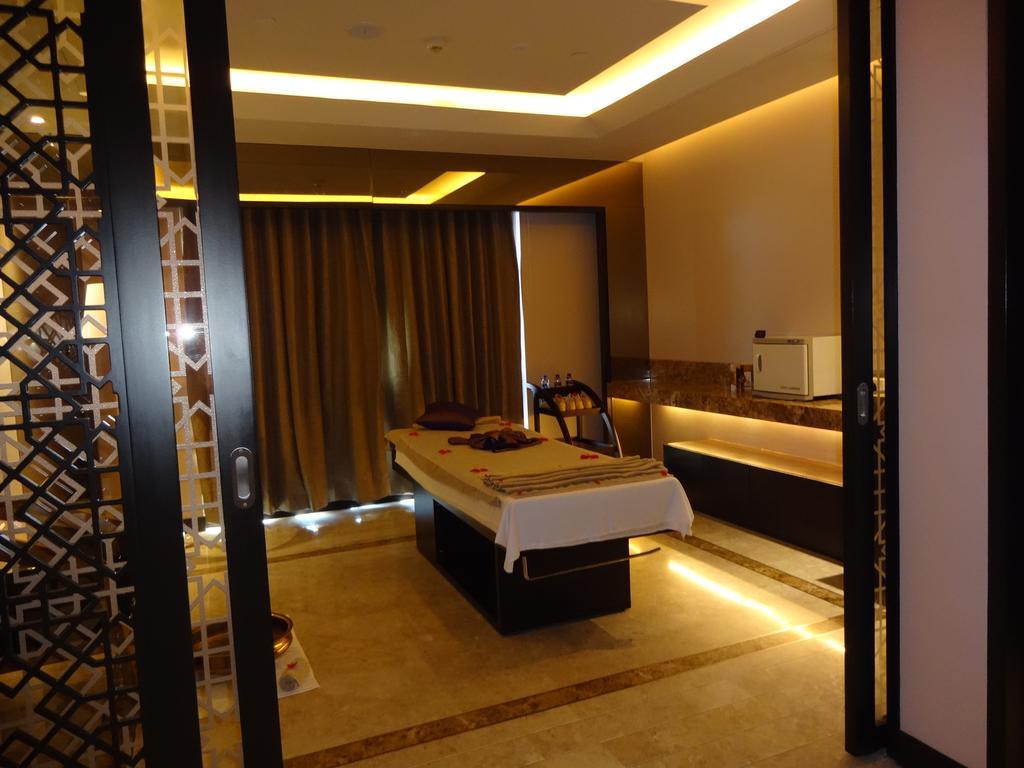 Radisson Blu Coimbatore Exterior foto A spa treatment room