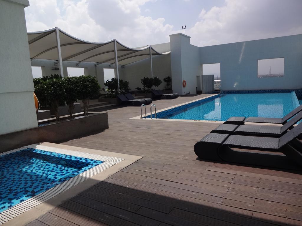 Radisson Blu Coimbatore Exterior foto Rooftop pool at the hotel