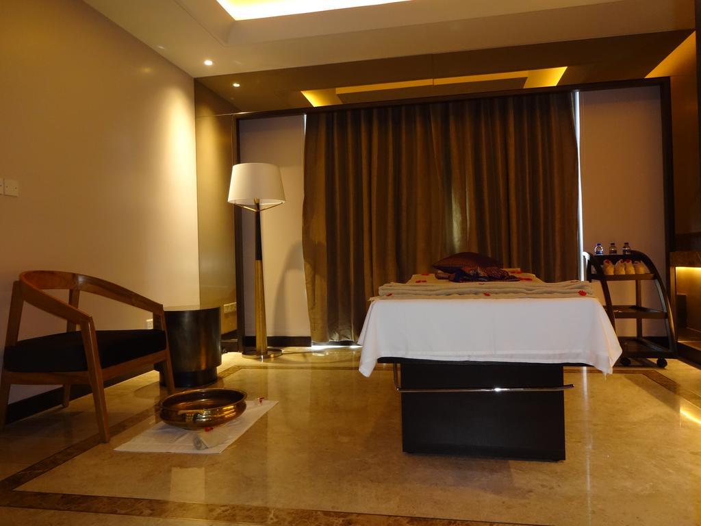 Radisson Blu Coimbatore Exterior foto A spa treatment room at The Oberoi, Mumbai