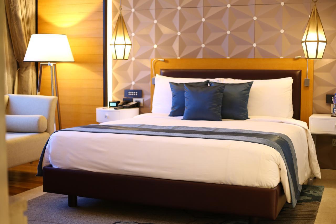 Radisson Blu Coimbatore Exterior foto A bed in a hotel room