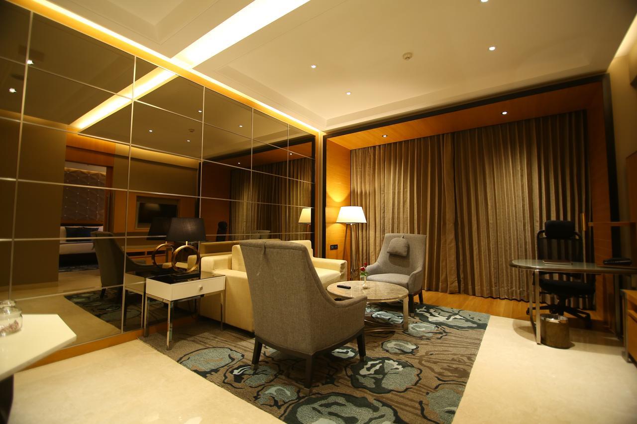 Radisson Blu Coimbatore Exterior foto A suite at the hotel