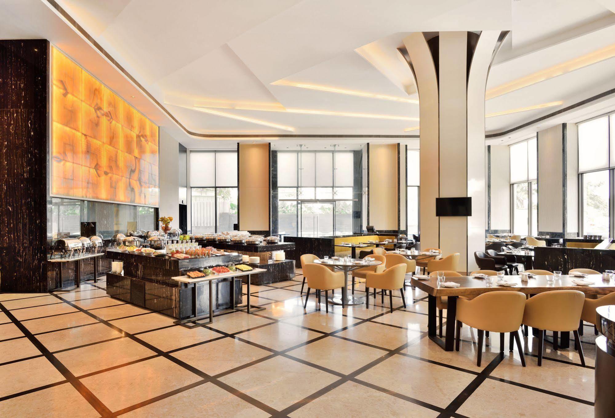 Radisson Blu Coimbatore Exterior foto The restaurant