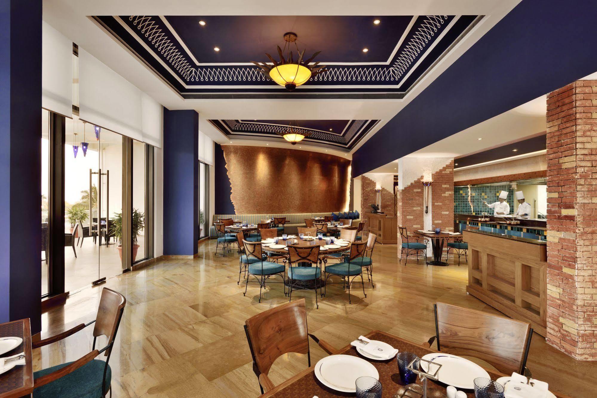 Radisson Blu Coimbatore Exterior foto The restaurant
